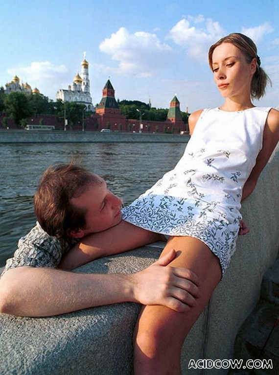 Русская лезбиянка раздевается в людном месте и возбуждается от изумленных взглядов людей