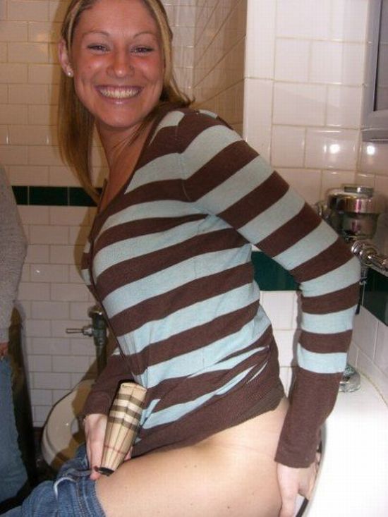 Фото голой девушки забавляющейся в уборной