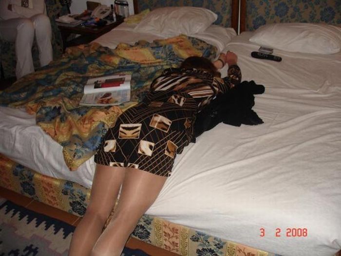 Жена уснула в коротком платье без трусиков и в туфлях фото