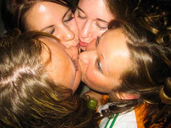 Lesbians kissing chaturbate photos