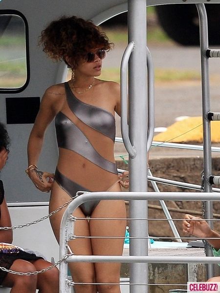 Rihanna Wearing A Very Hot Bikini 17 Pics