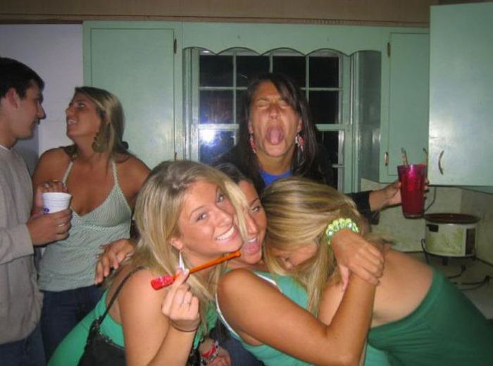 Пьяные девки шалят на вечеринке