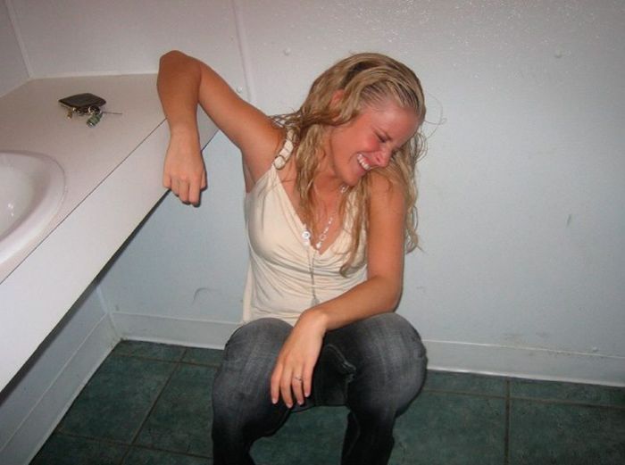 Секси блондинка спалилась писая в туалете
