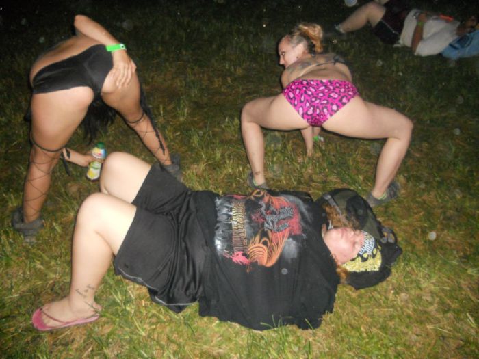 Пьяные бабы на вечеринке трахаются с разными мужиками - порно фото