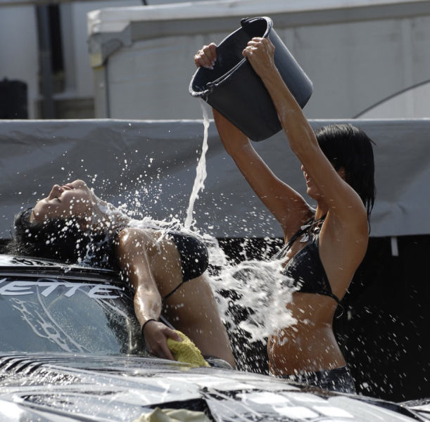 Голые женщины моющие машины 65 фото - секс фото 