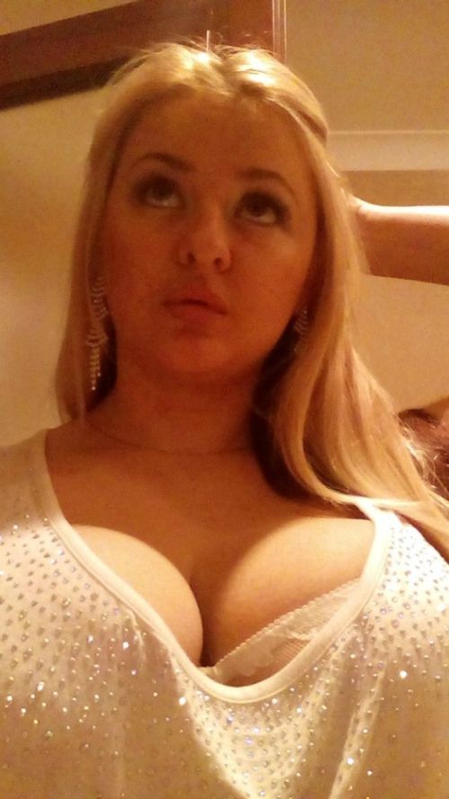 Русская зрелая блондинка шалит по вебкамере