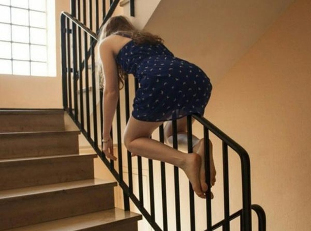 Голая девушка на лестнице