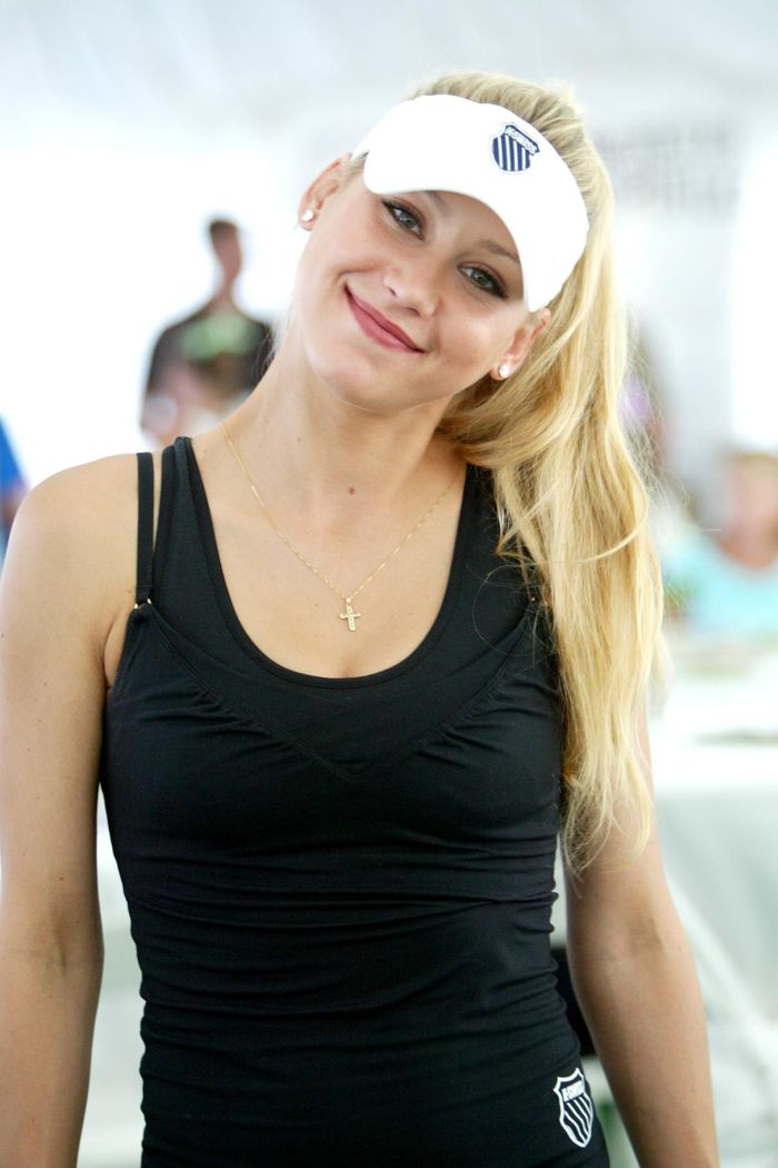 Sensation! Anna Kournikova plays tennis (7 pics)