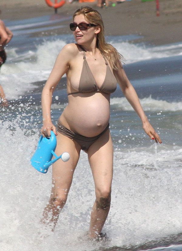 Pregnant Laetitia Casta in bikini (8 pics)