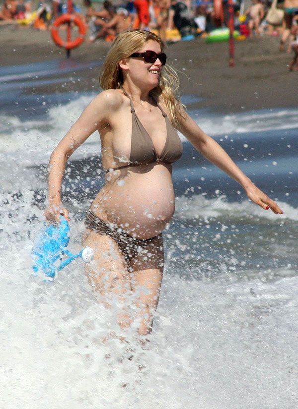 Pregnant Laetitia Casta in bikini (8 pics)