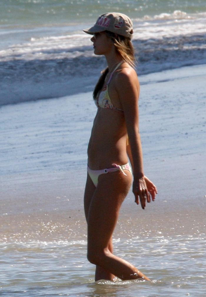 Alessandra Ambrosio in bikini (6 pics)