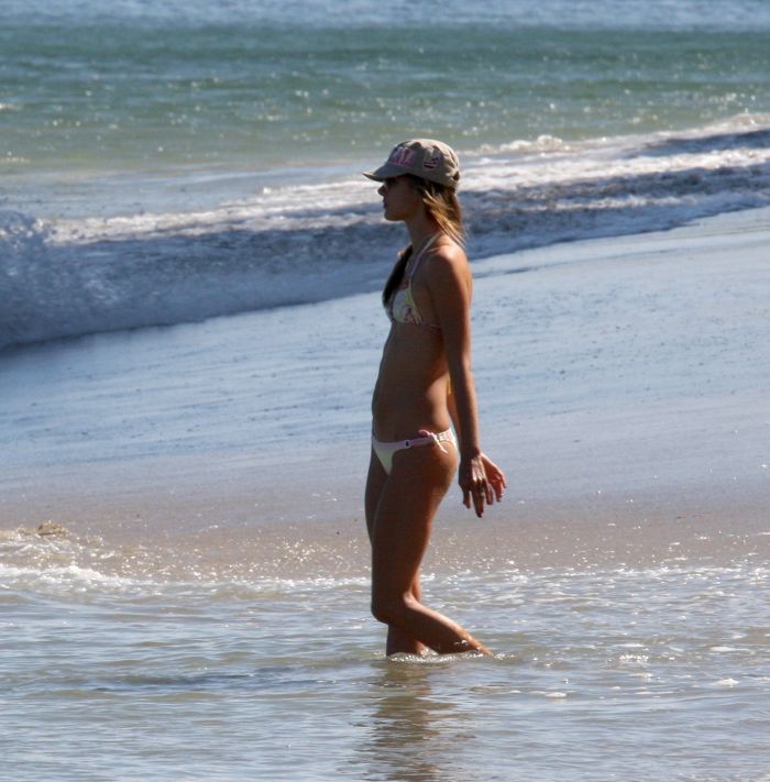 Alessandra Ambrosio in bikini (6 pics)
