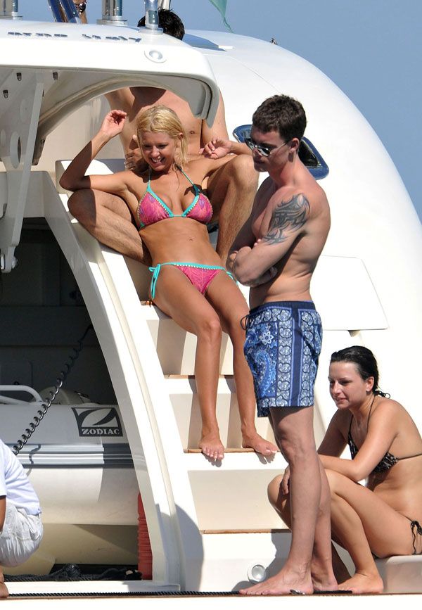 Tara Reid in bikini (11 pics)