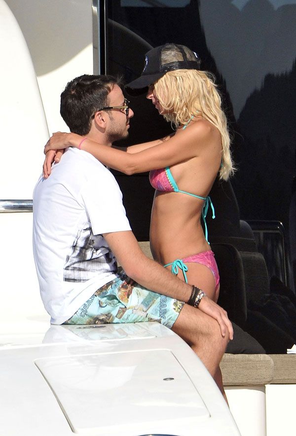 Tara Reid in bikini (11 pics)