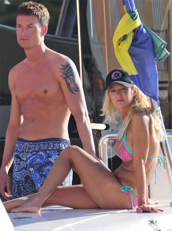 Tara Reid in bikini (11 pics)