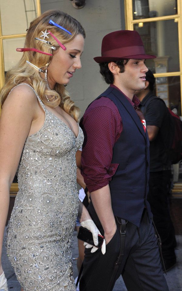 Blake Lively looks sexy on the set of Gossip Girl (13 pics)