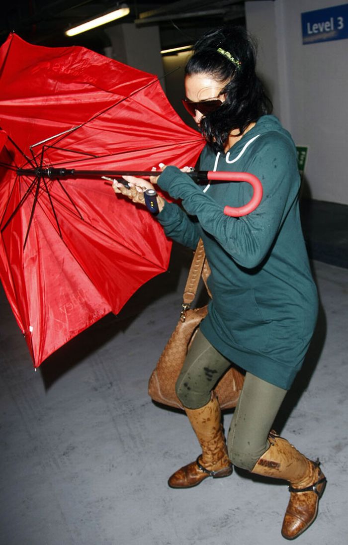 Katie Price Attacks Paparazzi (6 pics)