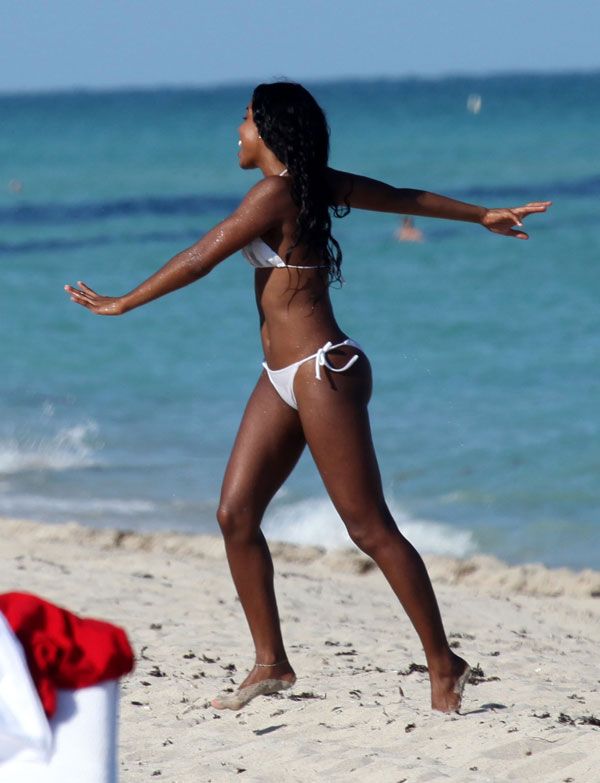 Kelly Rowland in Bikini (6 pics)