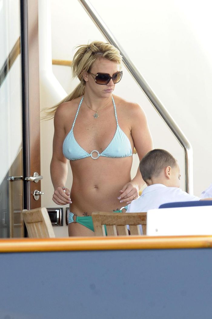 Britney Spears Bikini Pictures (9 pics)