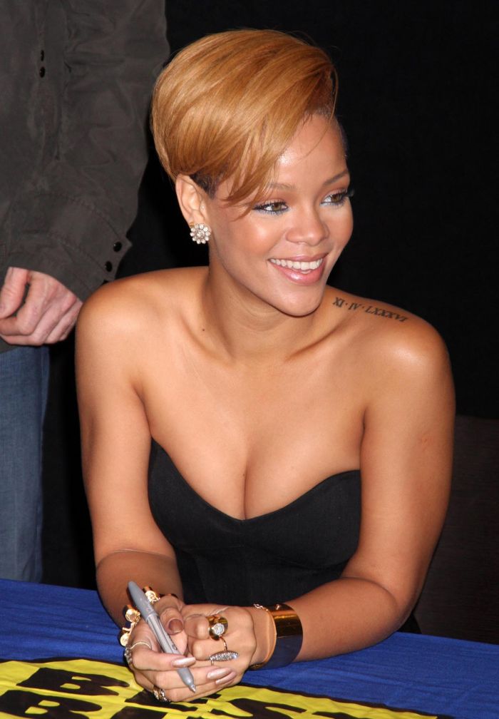 Rihanna (6 pics)