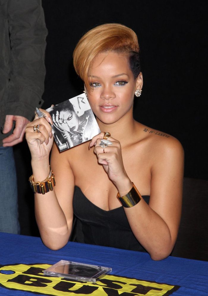 Rihanna (6 pics)