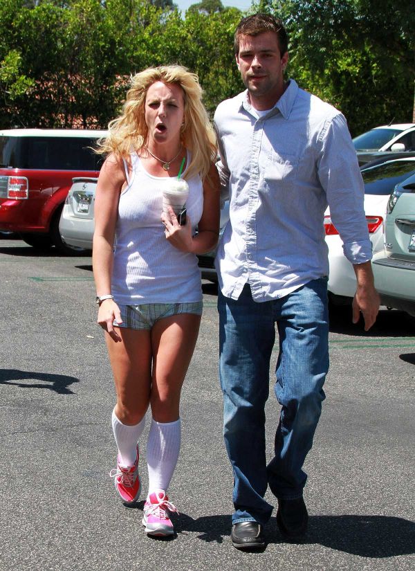 Britney Spears Acts Stupid (12 pics)
