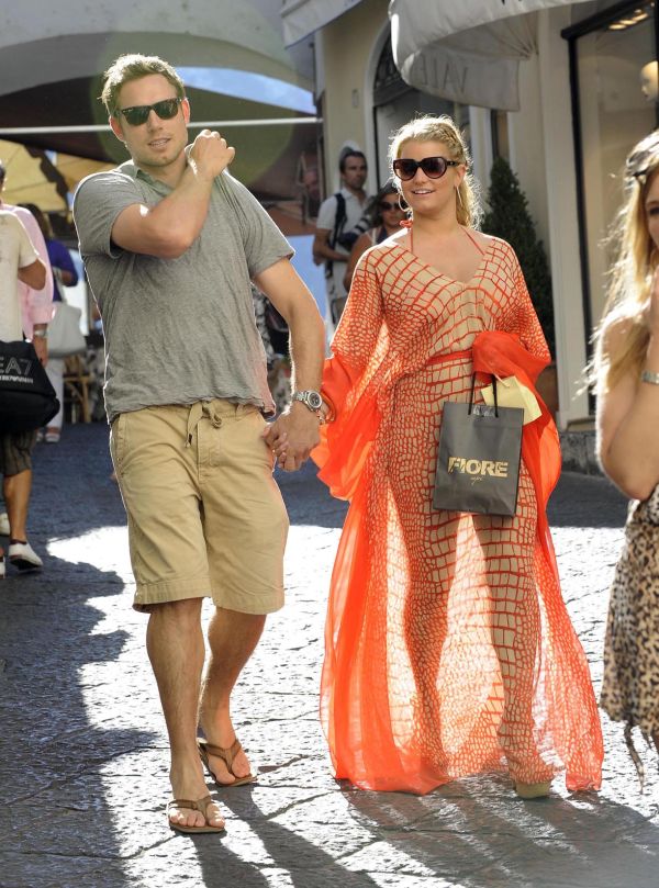 Jessica Simpson Got Cleavage (5 pics)