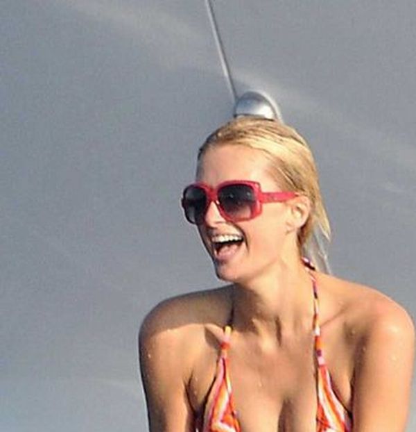 Paris Hilton Bikini Pictures (7 pics)