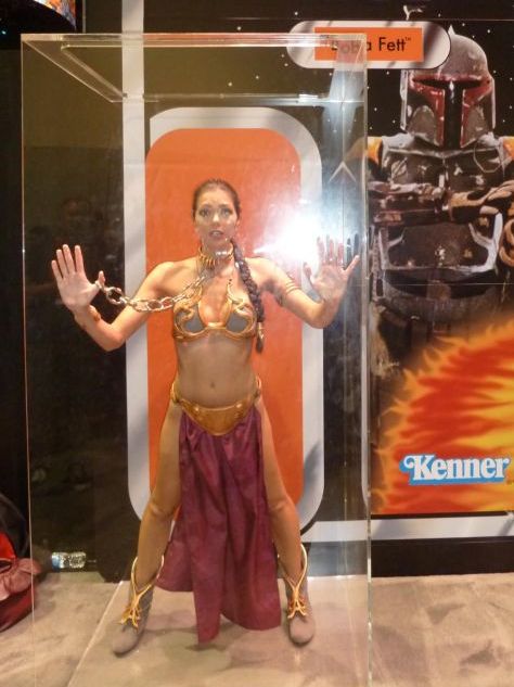 Sexy Adrianne Curry at Comic Con (7 pics)