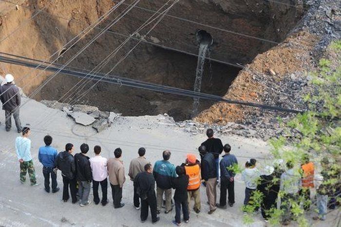 Road Collapse in China (6 pics)