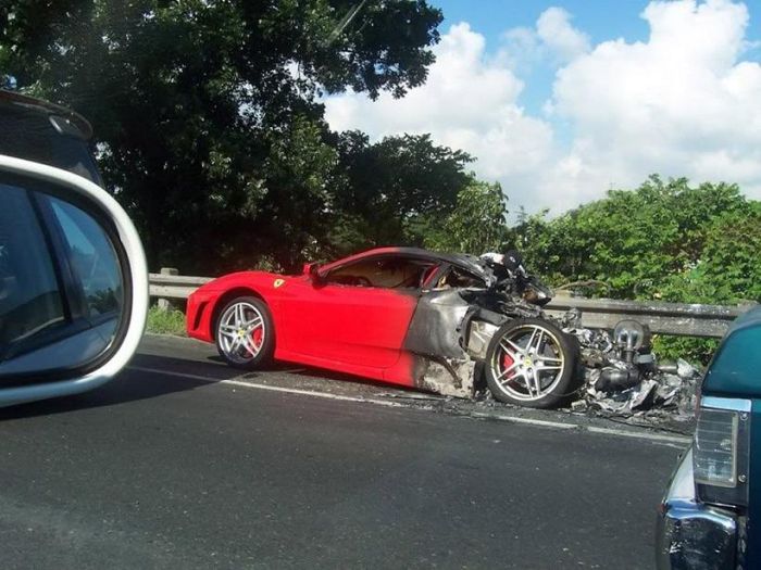 Ferrari on Fire (5 pics)