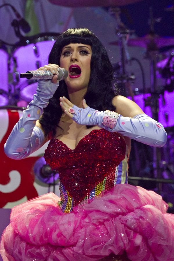 Katy Perry Wearing Sexy Dress (11 pics)