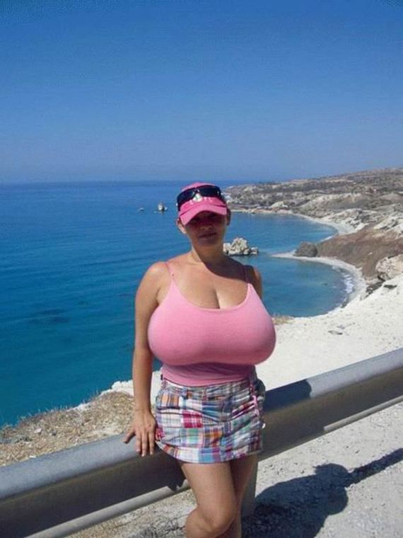 Girls with really big tits;) (25 pics)