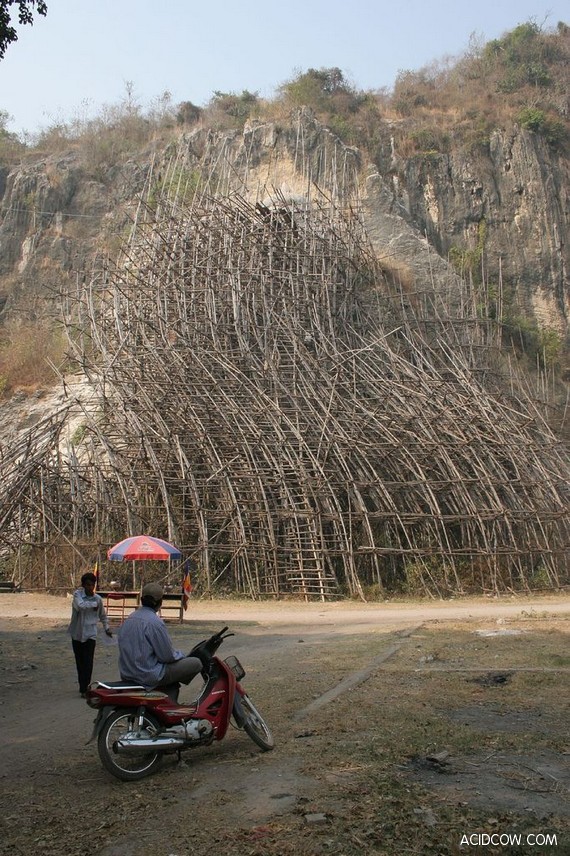 Bamboo Scaffolding in Asia (21 pics)