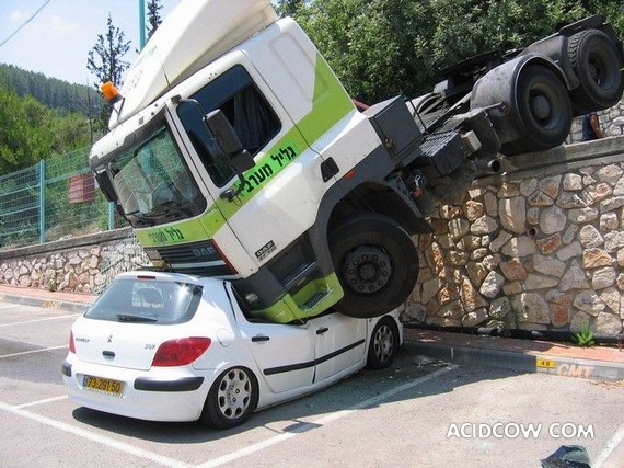 Unusual crash (3 pics)