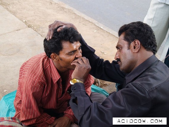 The street dentist in India (13 pics)