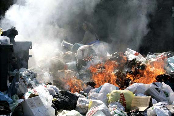 Garbage in Naples (6 photos)
