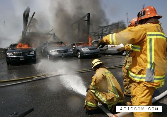 Fire in auto show in Los Angeles (20 pics)