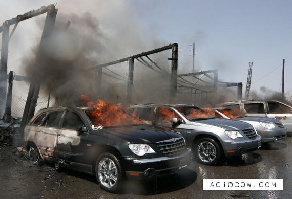 Fire in auto show in Los Angeles (20 pics)