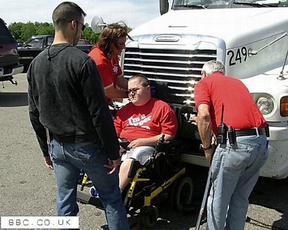 Wheelchair user taken on wild 50-mph ride (4 pics)