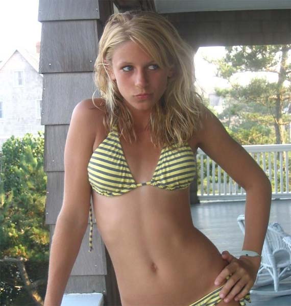 Bikini Girls (21 pics)