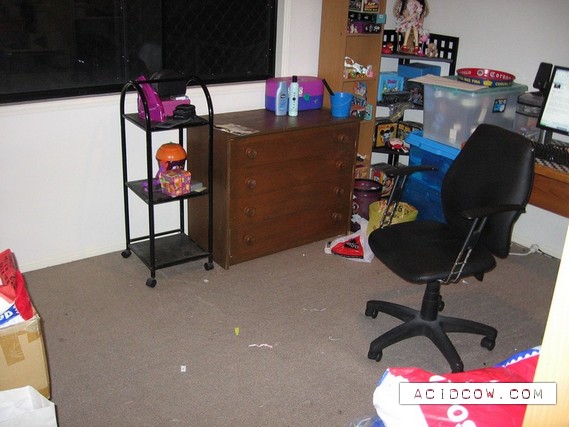 Rooms of guys and girls (27 pics)