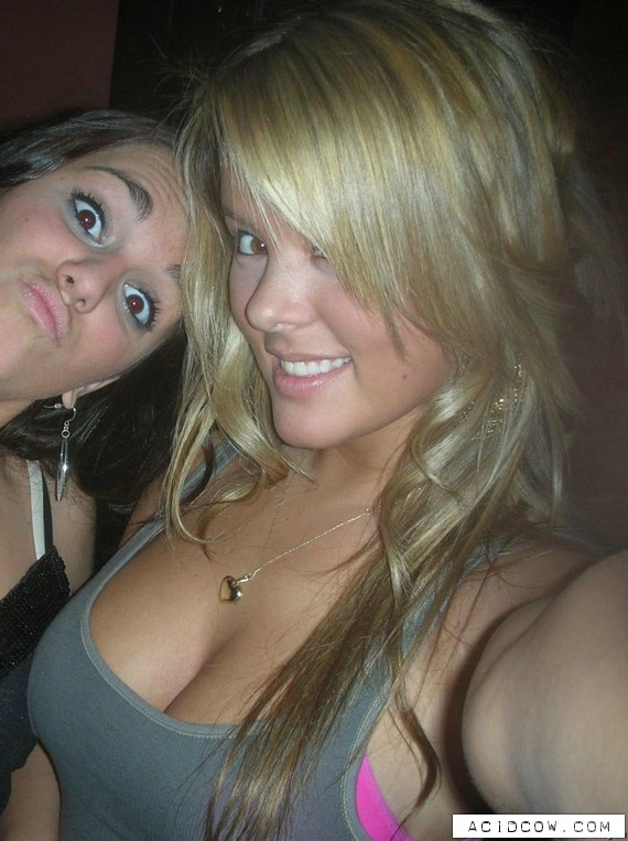 The Best Cleavages Ever (94 pics)