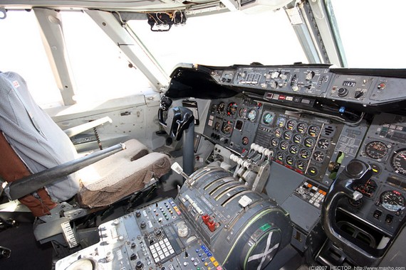 Boing 747-200 cockpit (9 pics)