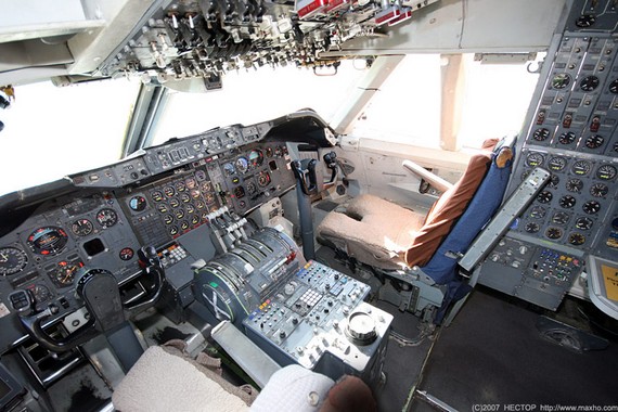 Boing 747-200 cockpit (9 pics)
