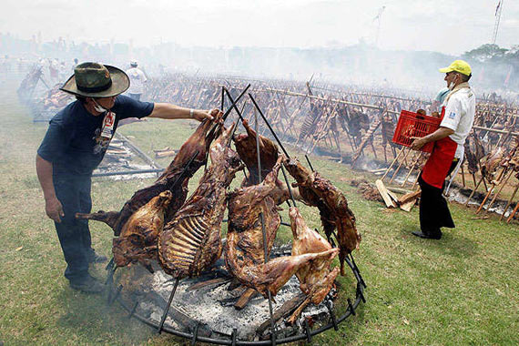 The world’s largest barbecue (8 pics)