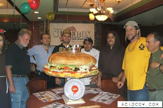 The biggest hamburger in the world! (19 pics)