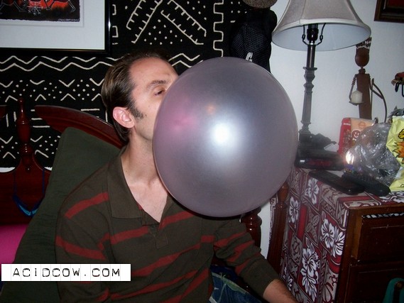 The Largest Bubble Gum Bubble in the World (4 pics)