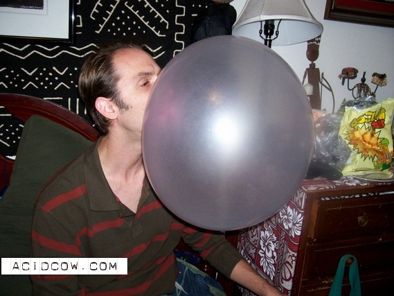 The Largest Bubble Gum Bubble in the World (4 pics)