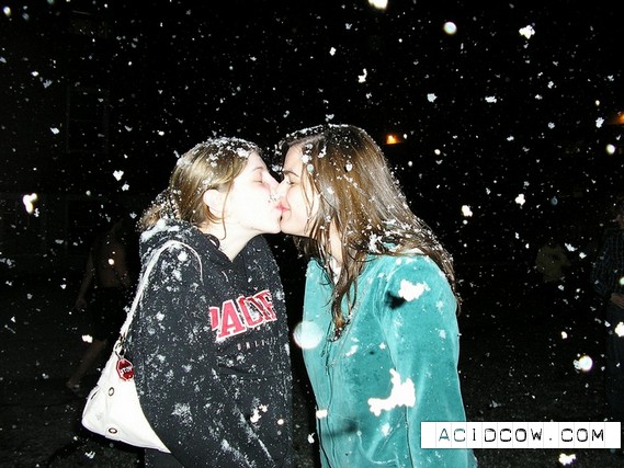 Kissing Girls (32 pics)